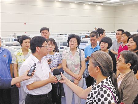天津市便民专线服务中心主任保翔向人大代表、政协委员、记者和市民介绍8890专线运行情况。本报记者