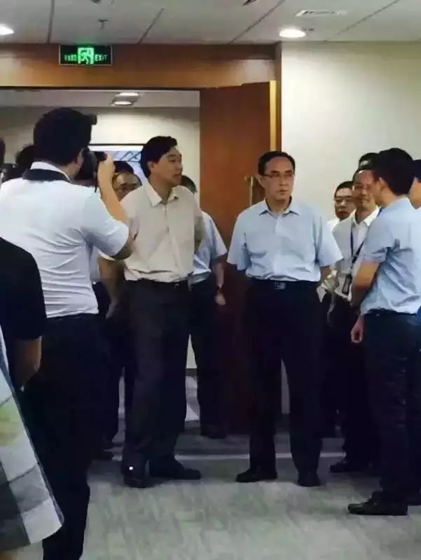 王晓初还向保障一线的员工们送上慰问品(一箱脉动),代表集团领导班子向他们表示诚挚慰问