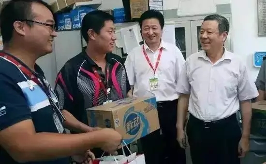 王晓初还向保障一线的员工们送上慰问品(一箱脉动),代表集团领导班子向他们表示诚挚慰问
