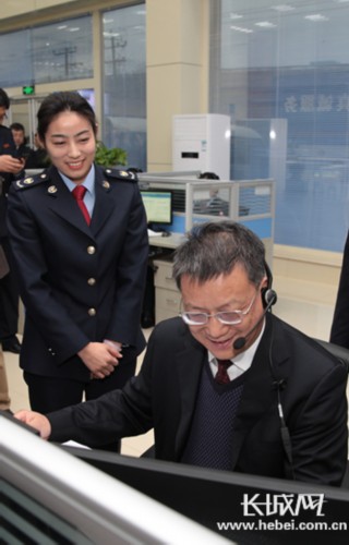 河北省国税局局长王满平接听市民热线。