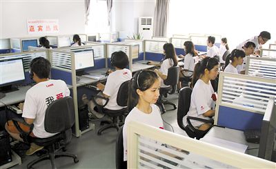 966966热线的工作人员正在接听市民来电。资料图片