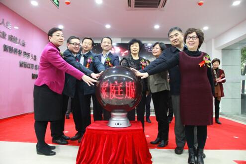 三胞集团总裁杨怀珍(右一)与政府省政府副秘书长杨根平,省妇联主席缪志红以及省经信委、民政厅、人社厅、商务厅等相关单位分管领导,平台运营合作单位——三胞集团总裁杨怀珍、三胞集团副总裁兼安康通总裁卜江勇出席了开通仪式。</p><div> </div><div style=