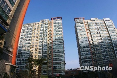 国务院常务会议明确提出，遏制部分城市房价过快上涨的势头，这已是一周内，中央连续第三次对高房价提出警告。12月16日，业内专家预测，一系列的动作表明，房产政策收紧已经是箭在弦上，国务院明确提到的“一线城市”房价或将下跌。 中新社发 海安仇稳山 摄