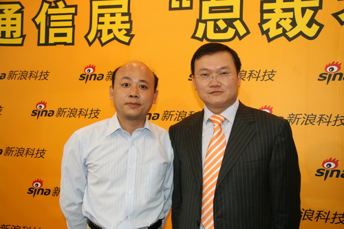 图为新浪科技康钊(左)与中兴通讯执行副总裁何士友(右)合影