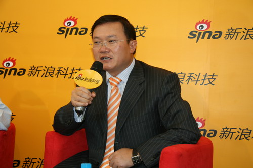 图为中兴通讯执行副总裁何士友做客新浪总裁在线访谈