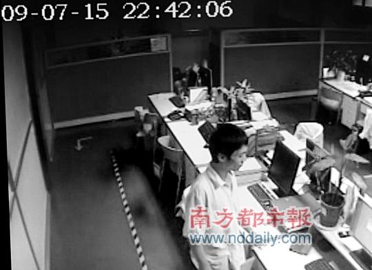 <p>    7月15日晚上的监控录像显示，孙丹勇神情有些疲惫，但还是和坐在右下角的同事聊了会才离开办公室。</p><p>   </p>