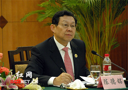 商务部部长陈德铭:启动内需,启动最终消费,根本上还是要增加劳动者的收入,增加全体人民的收入。