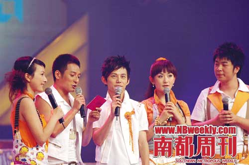 《快乐大本营》以何炅（左三）为首的“快乐家族”主持群落