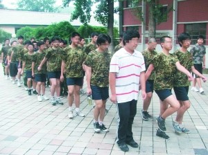 戒网瘾往往结合军事化手段，这让不少家长担心，一旦回归日常，孩子的网瘾会不会复犯？ 