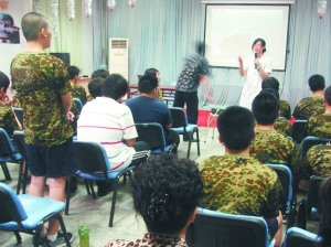 大兴某戒网瘾训练基地，学员们正在听心理医生讲授人际关系学。