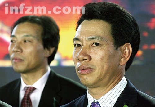 　隐身于陈发树(右)身后的唐骏，借重归IT之机，表明了“为自己打工”的信念。图/CFP