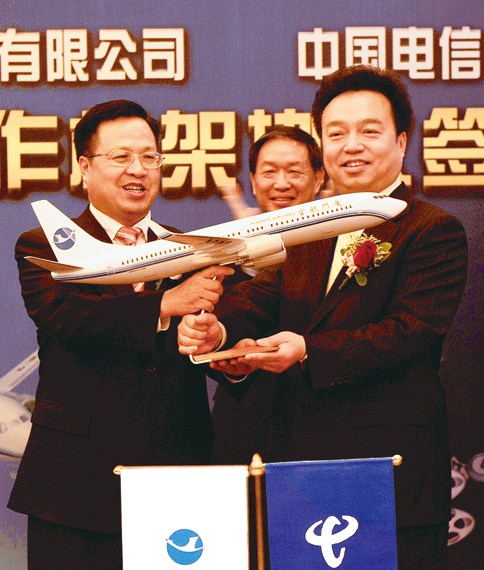 厦航总经理车尚轮与中国电信集团公司副总经理杨小伟代表双方互赠礼物（陈健 摄）