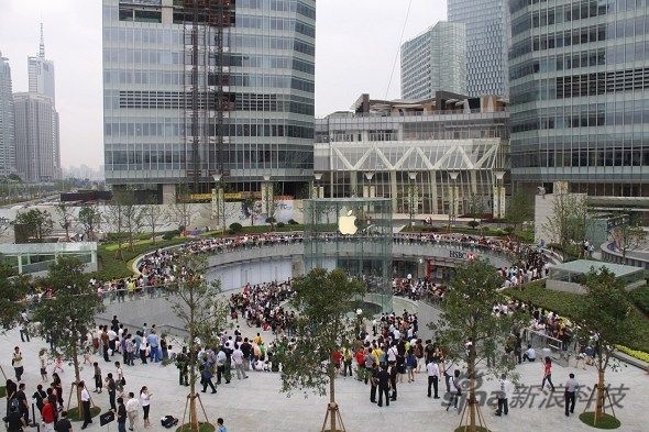苹果浦东店开业当天场景(新浪科技配图)