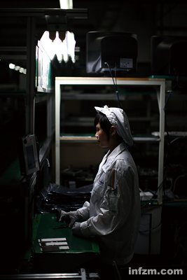 深圳龙岗一家加工厂内，一位女工在光线幽暗的车间里操作机器。有员工认为：“多加班的工厂才是好厂。因为不加班，根本挣不到钱。” (南方周末记者 王轶庶/图)