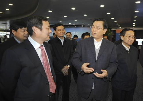 图为1月5日张德江在中国电信考察。张铎摄