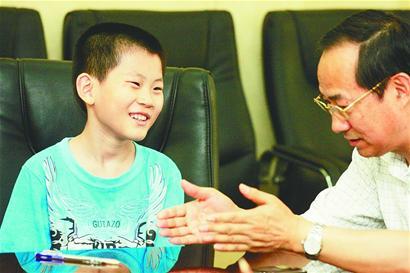 10岁“神童”苏刘溢在接受山东大学招生办公室人员的面试 记者崔健 摄