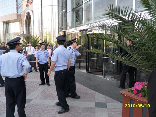 中国惠普公司总部门前，警察在维持秩序
