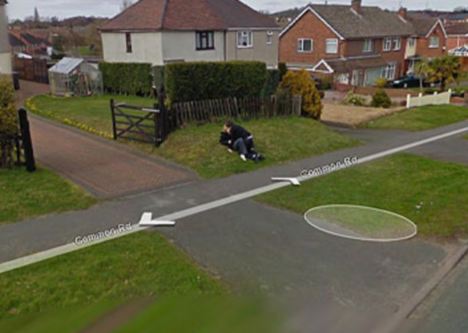 科技时代_谷歌街景悄然删除英国少年路边拥吻图片(图)
