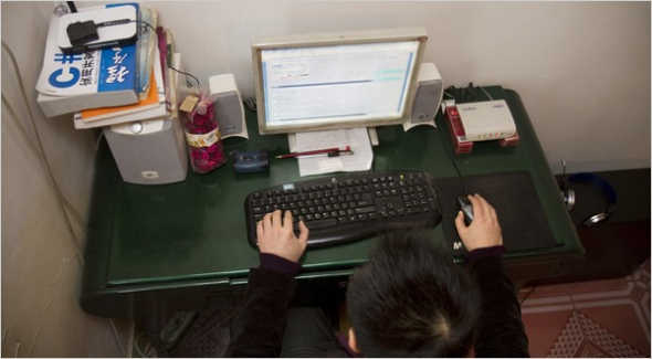 中国黑客“Majia”正在自己简陋的房间里上网