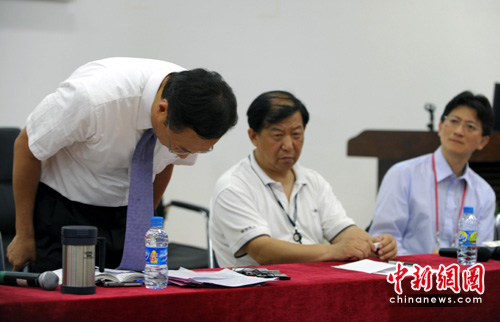 科技时代_郭台铭为富士康员工自杀事件三鞠躬致歉