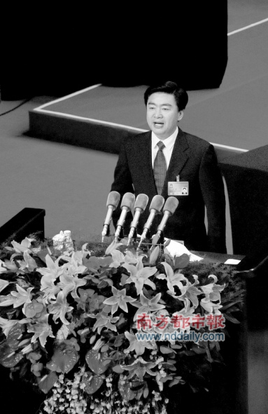 王荣做政府工作报告。 南都记者 陈以怀 摄