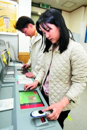 　　手机支付可将日常生活支付结算的相关卡证整合于一身。(资料图片)