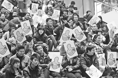 2010年1月1日，“山寨春晚”发起人老孟，在北京soho尚都举办演员选秀活动，为今年的山寨春晚遴选节目。演出现场，观众手持牌子参与对每个节目的评判。 吕家佐摄 