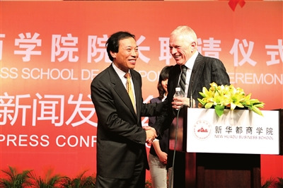 新华都慈善基金会执行理事长唐骏（左）昨天下午宣布，聘请2006年诺贝尔经济学奖得主、哥伦比亚大学费尔普斯教授为闽江学院新华都商学院院长。本报记者胡雪柏摄