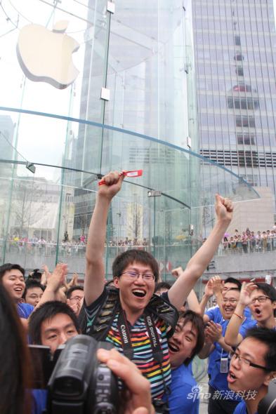 浦东店排队第一人在员工们的欢呼声中第一个入场