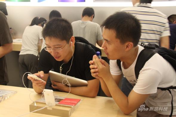 粉丝一手拿IPAD，一手把玩纯白IPHONE 3GS，忙的不亦乐乎