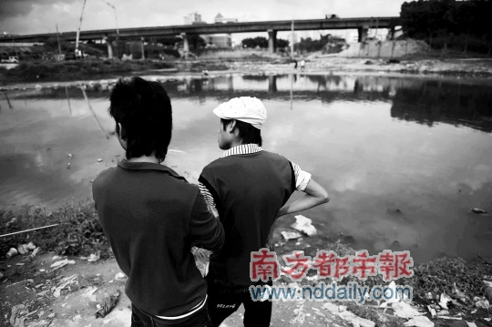 宝安观澜，两个在工厂上班的小伙子休息时间到附近的河边玩耍
