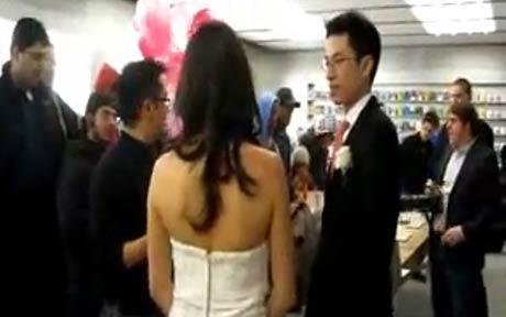 科技时代_苹果粉丝专卖店举行婚礼 牧师扮成乔布斯(图)