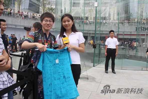 排队第一人接受新浪科技采访 排队第一人接受新浪科技采访
