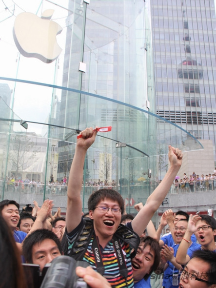 排队第一人在店员的欢呼声中入场 排队第一人在店员的欢呼声中入场