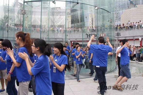 苹果员工从店里出来欢迎顾客 苹果员工从店里出来欢迎顾客