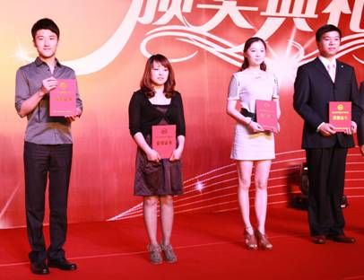图：“蔚蓝天使”(左一和右二)在颁奖典礼上领取“最佳客户服务代表奖”