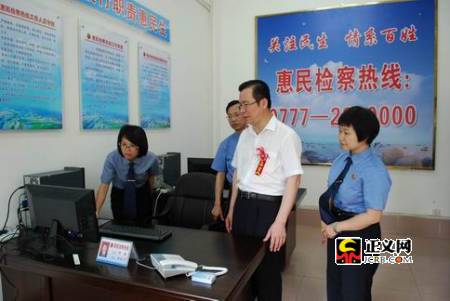 热线员向蒙永山副检察长介绍热线工作流程