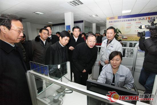 苏波副部长详细查看信息服务系统