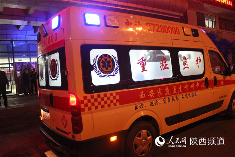 27日晚19时左右，急救车到达西安市儿童医院急诊科门口  梁锦 摄