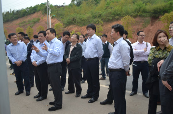 10日下午，市委常委、常务副市长陈泽珲率相关部门负责人调研2014年“六个走在前列”重大产业项目，深入项目一线现场解决难题。