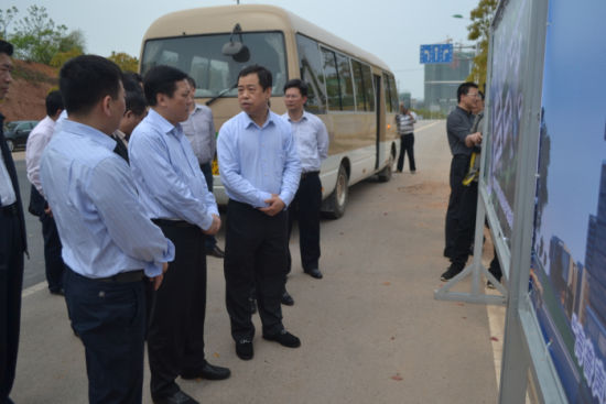 10日下午，市委常委、常务副市长陈泽珲率相关部门负责人调研2014年“六个走在前列”重大产业项目，深入项目一线现场解决难题。