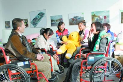 能更多地与他人打交道，能将自己感受到的爱和温暖传递给更多的人——大家都真心喜欢话务员这个工作岗位。记者郭宝平 摄