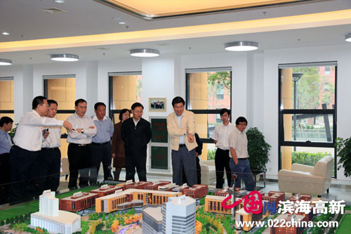     何立峰视察滨海高新区软件与服务外包产业基地，海泰科技发展股份有限公司董事长、总经理杨川向何立峰副书记介绍BPO基地发展情况。