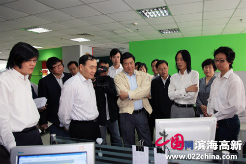 何立峰在滨海高新区仁永动漫调研，总经理林跃辉介绍企业发展和原创动画《草莓乐园》的制作情况。