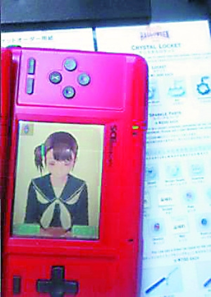 日本宅男带虚拟女友去度假