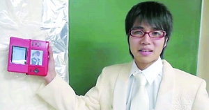 宅男“赛尔9000”去年在网上宣布与虚拟女友结婚，让LOVE PLUS游戏名声大噪