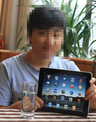 图说：像丁辉(化名)这样第一次购买苹果产品就投入非法账号怀抱的用户数量庞大，且国内国外都有。而iPad的出现，更加速了黑色利益链的发展，毕竟 iPad还不同于iPhone，它的应用完全是靠软件支撑起来的