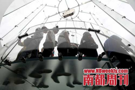 在大洋对岸,苹果在中国的第二家旗舰店还未开张,就已吸引数千名苹果迷连夜排队“膜拜”。 在大洋对岸,苹果在中国的第二家旗舰店还未开张,就已吸引数千名苹果迷连夜排队“膜拜”。