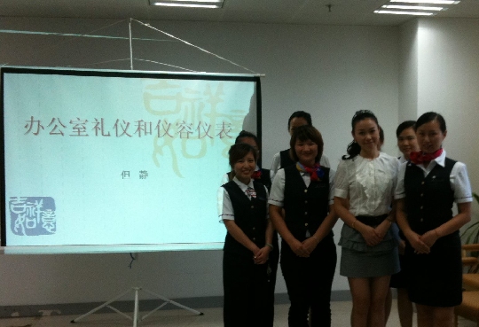 南航广西:95539呼叫中心进行礼仪培训迎亚运