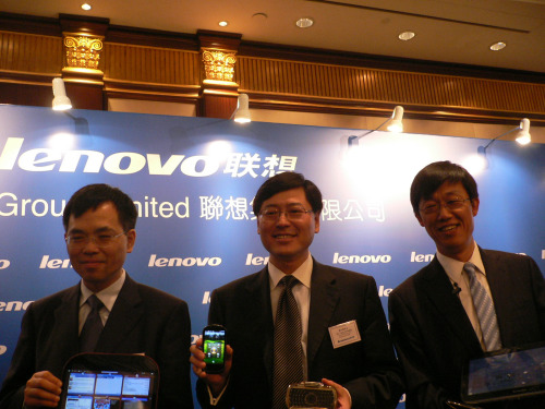 联想集团今天宣布将回购手机生产商联想移动。中间为首席执行官杨元庆。(来源：新浪财经 鲁常悦 摄)